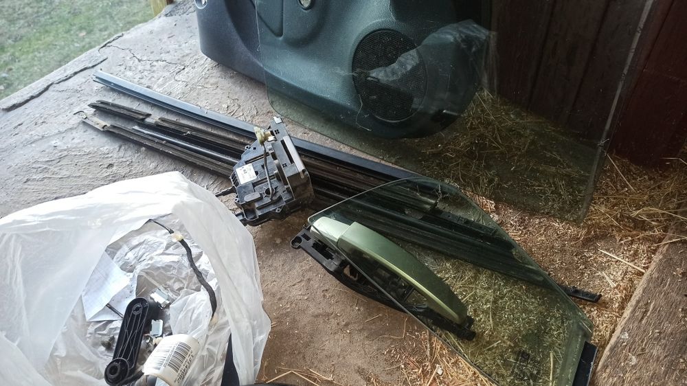 Części  samochodowe z Corsy D(z rozbiórki-całość)