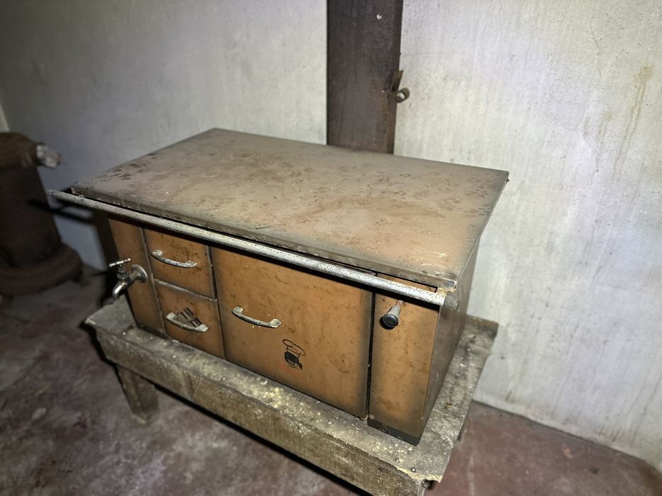 Fogao a lenha enferrujado a funcionar