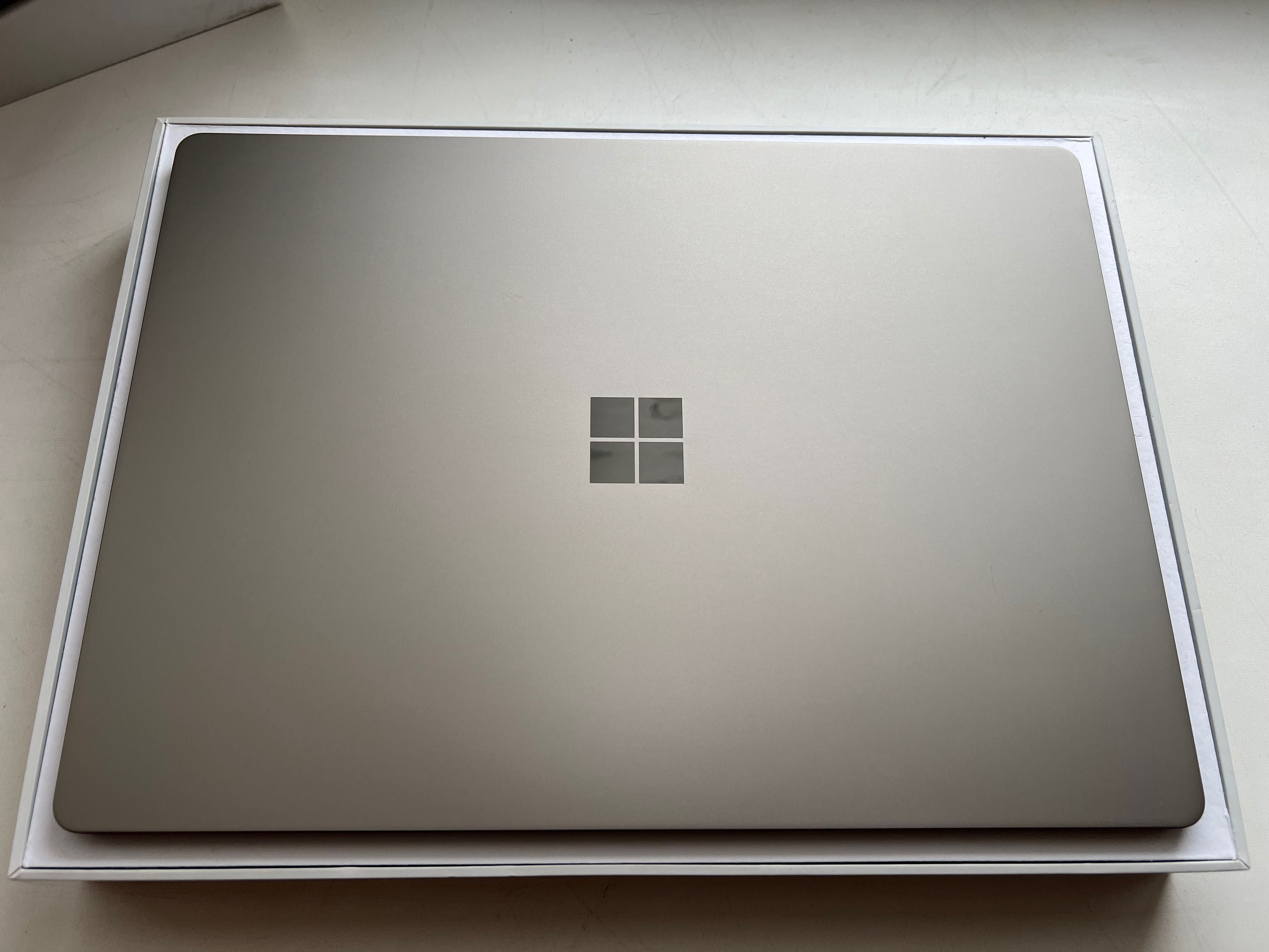 Ноутбук Microsoft Surface
13.3 i5 8 256