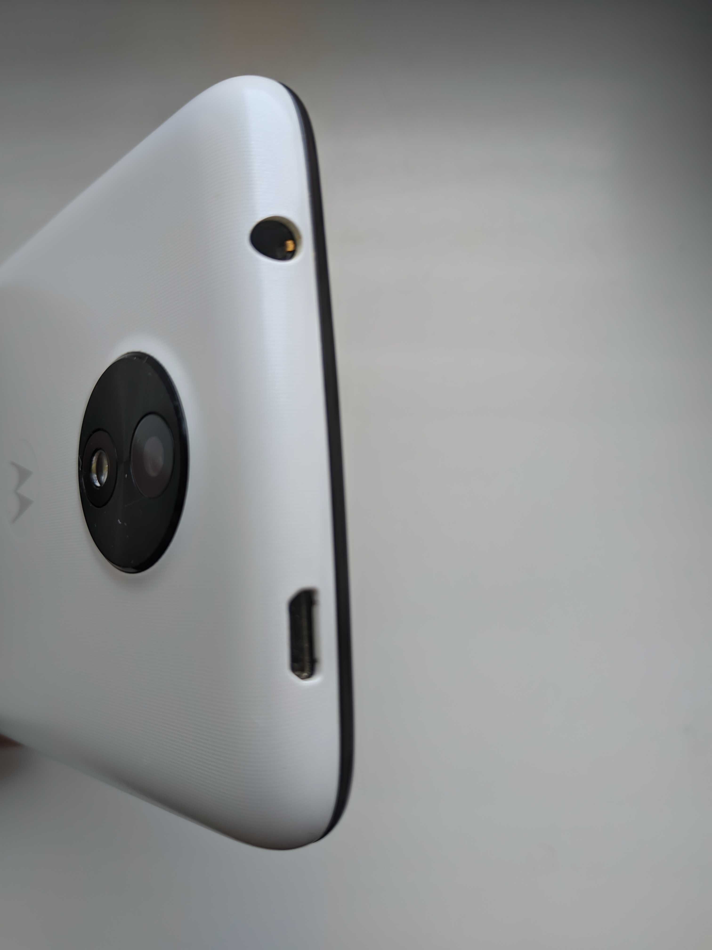 Мобильный телефон Motorola Moto C (XT1750) White Смартфон