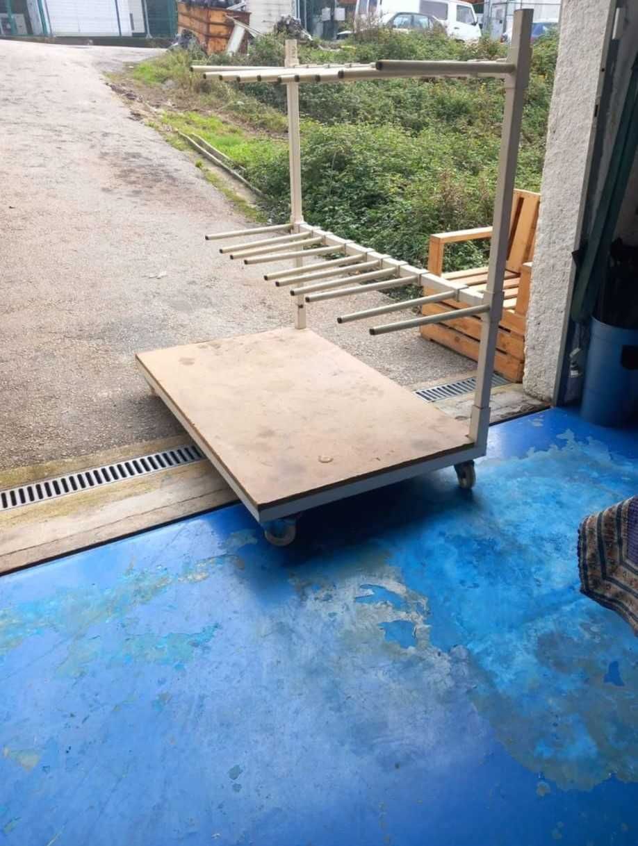 Carro de transporte de perfis após corte