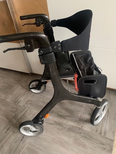 Chodzik balkonik składany czterokołowy BESCO medical Carbon new