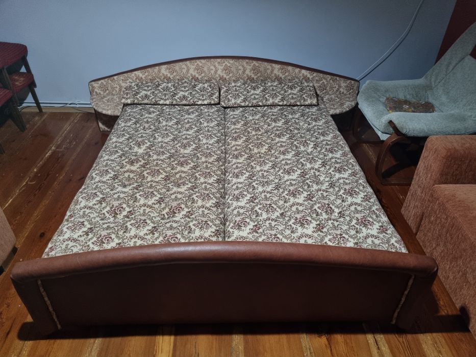 Duże łóżko z pojemnikiem na pościel