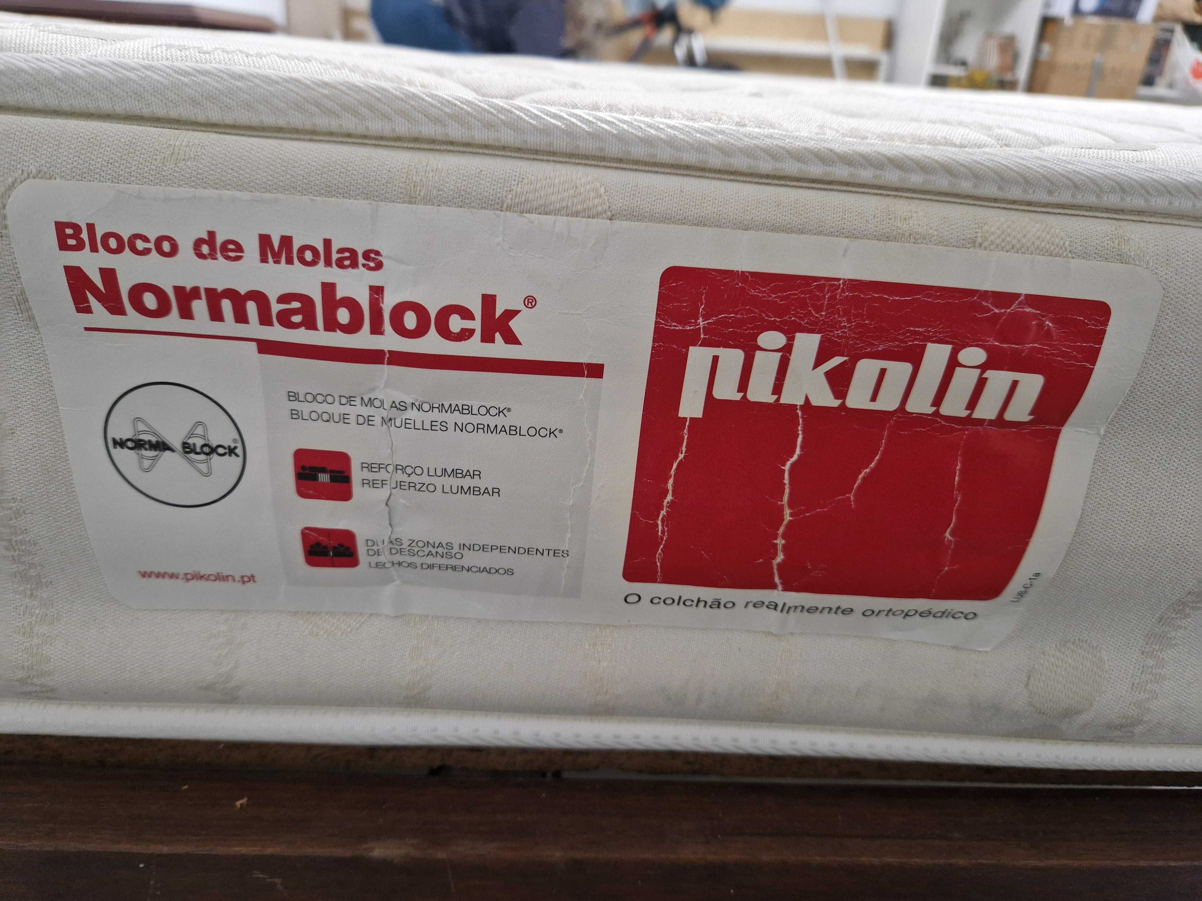 Cama de casal com colchão e mesinha de cabeceira