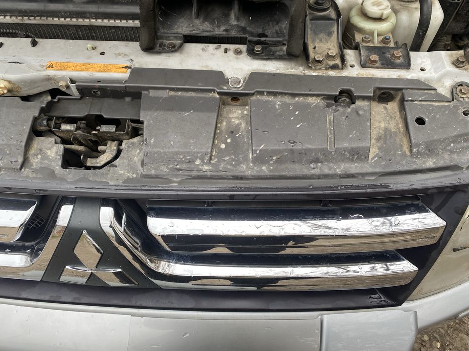 Решітка радіатора Mitsubishi Pajero Wagon 4 паджеро