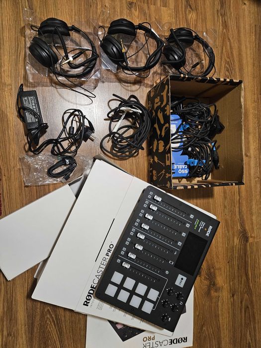RODE CASTER PRO +słuchawki+ mikrofony+statywy- do nagrywania podcastów