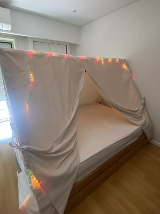 Cama Tenda (Carvalho maciço) + Tecido + Estrado.
