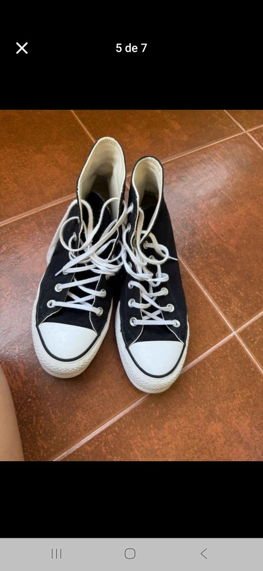 Sapatilhas brancas da marca Converse. Em ótimo estado, usadas, mas bem