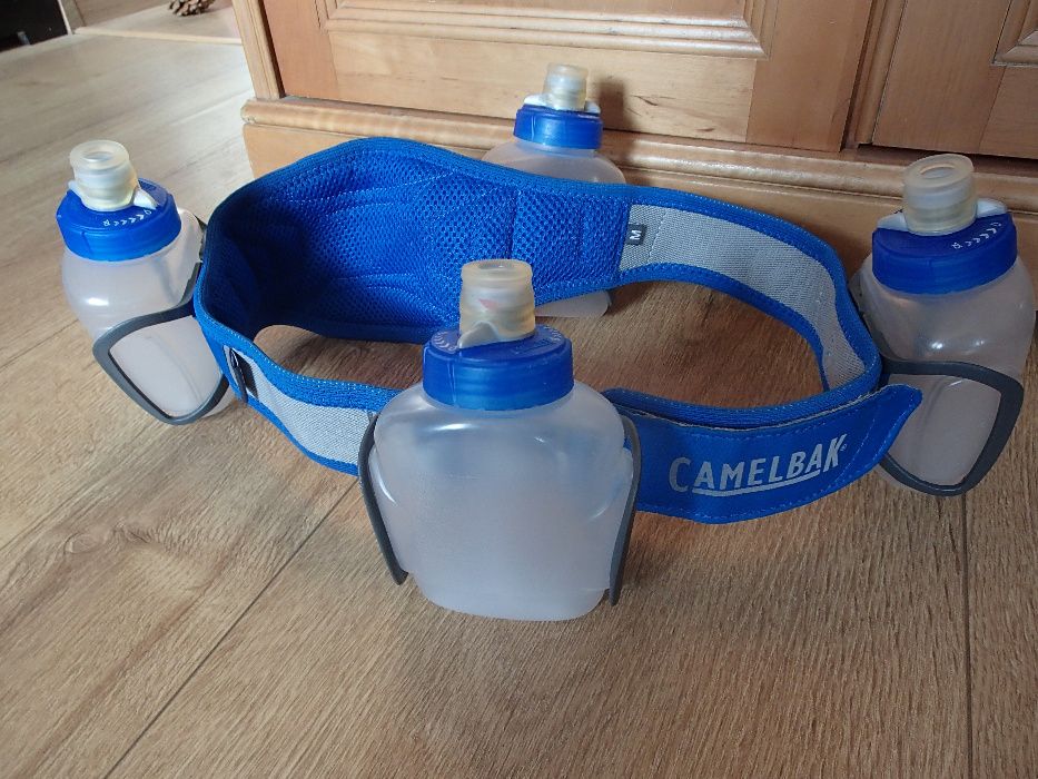 Pas biodrowy z bidonami camelbak.