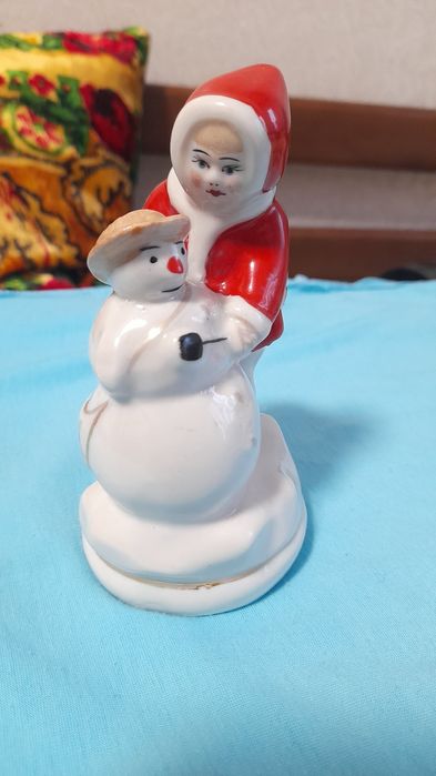 Дівчинка зі сніговиком (лепит снеговика) порцеляна часів СРСР