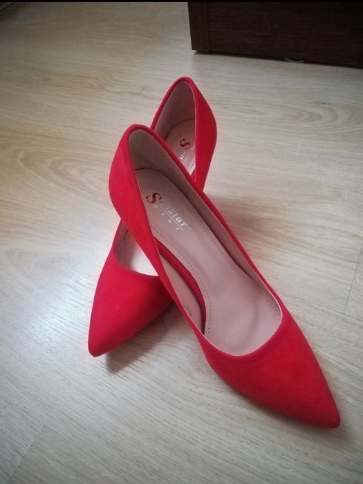 Czerwone buty na obcasie, szpilki