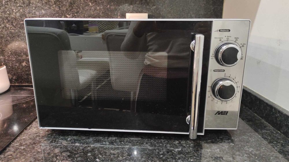 Microondas  preto e cromado