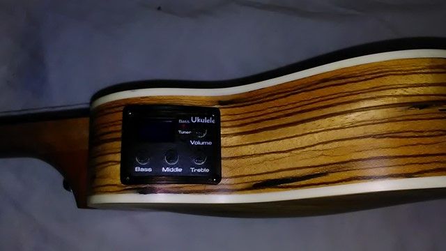 Ukulele soprano eléctrico