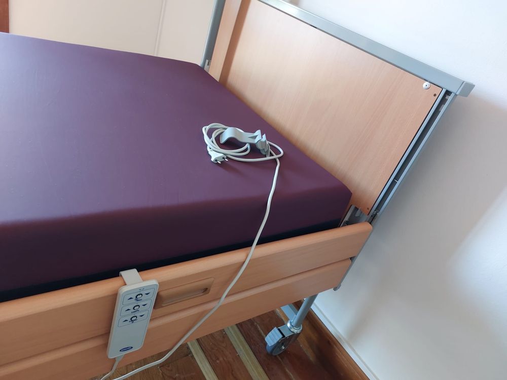 Cama eléctrica elevatória com comando