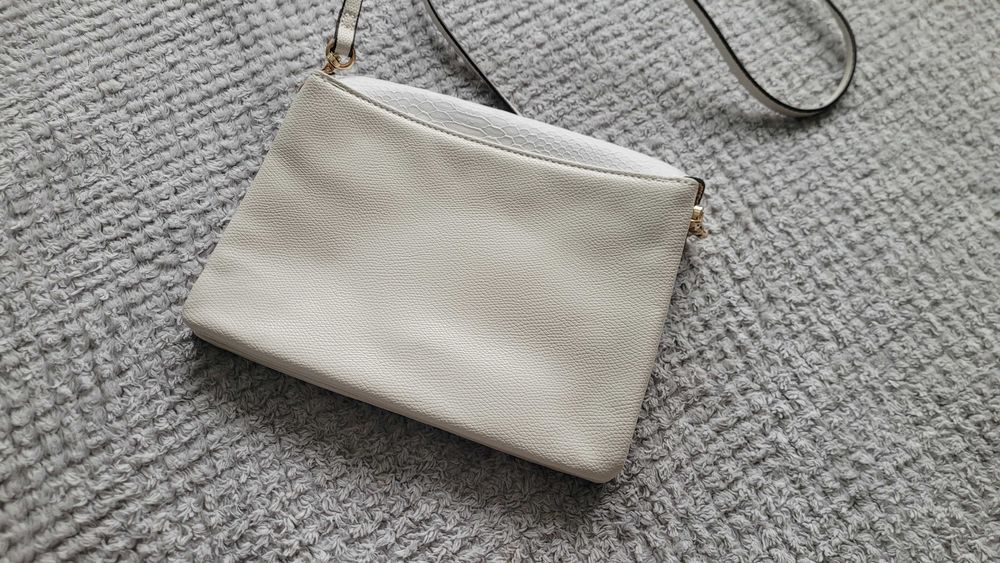 Beżowa torebka, kopertówka, H&M, faktura skóry węża