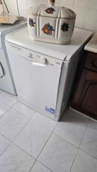 Máquina lavar loiça Indesit
