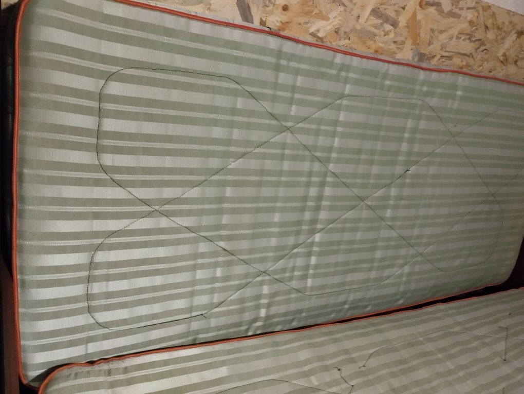 Продам 2 кровати б/у с матрацами. 1400 грн
