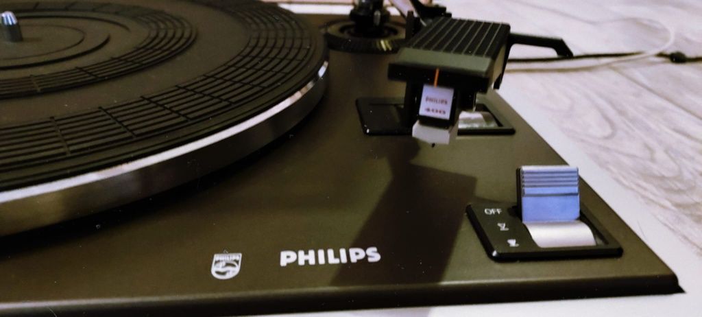 Gramofon Philips 437