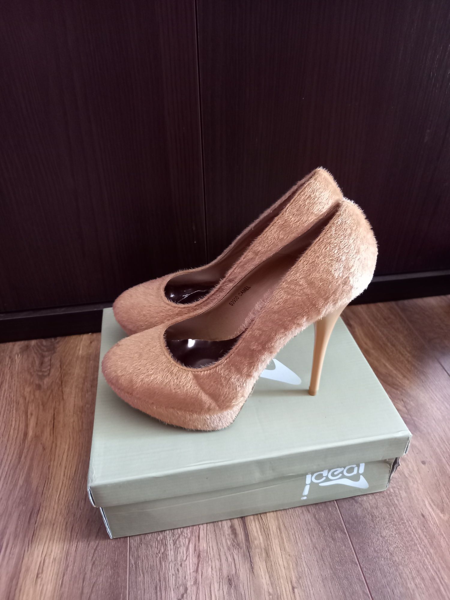 Buty nowe na obcasie 40 futerko