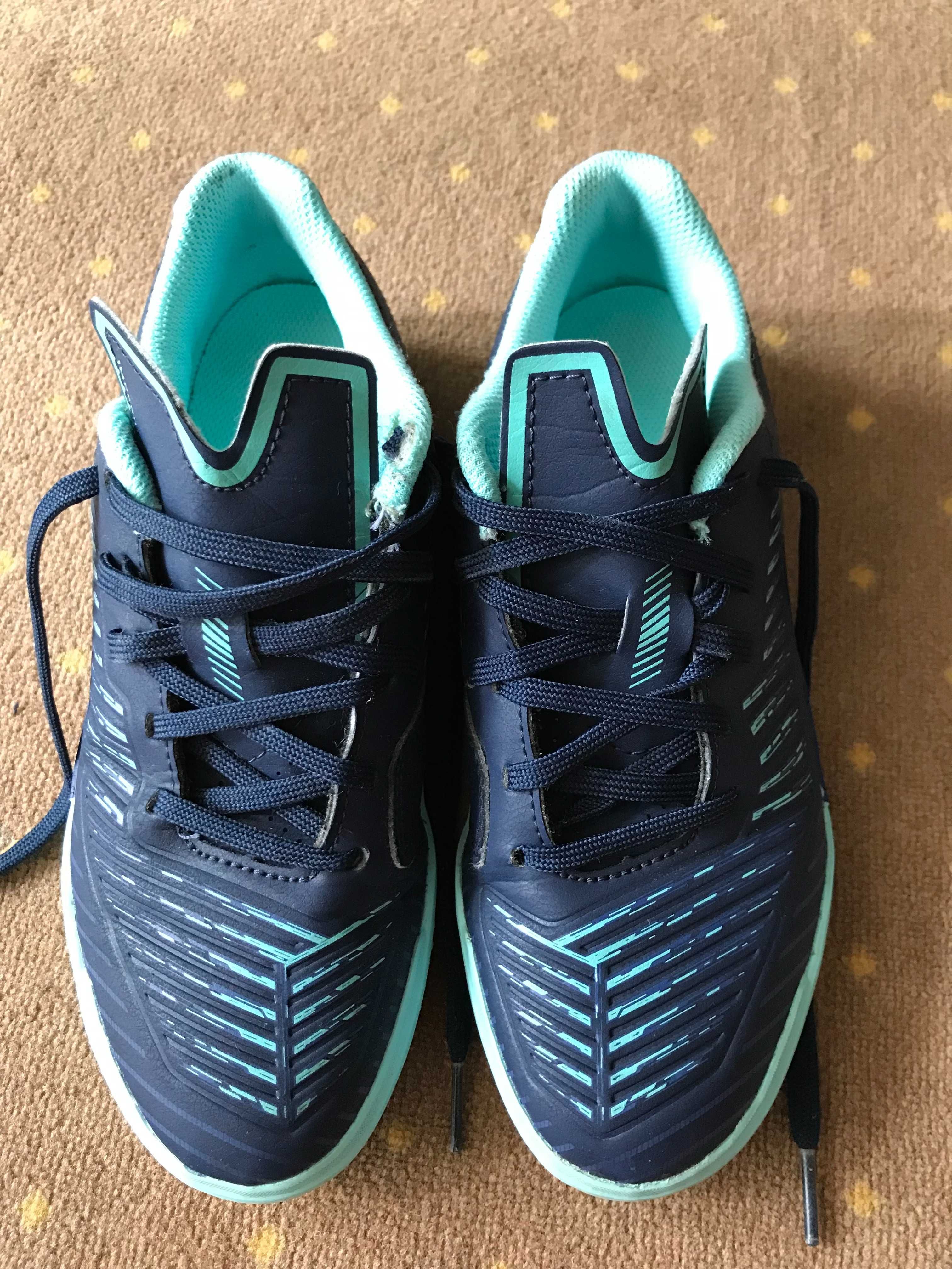 Buty chłopięce do gry w piłkę halową halówki r.35