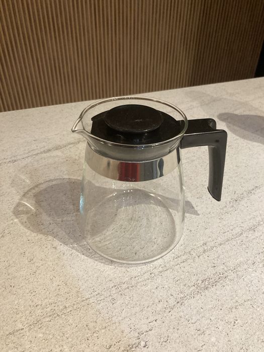 Szklany dzbanek z uchwytem i pokrywką