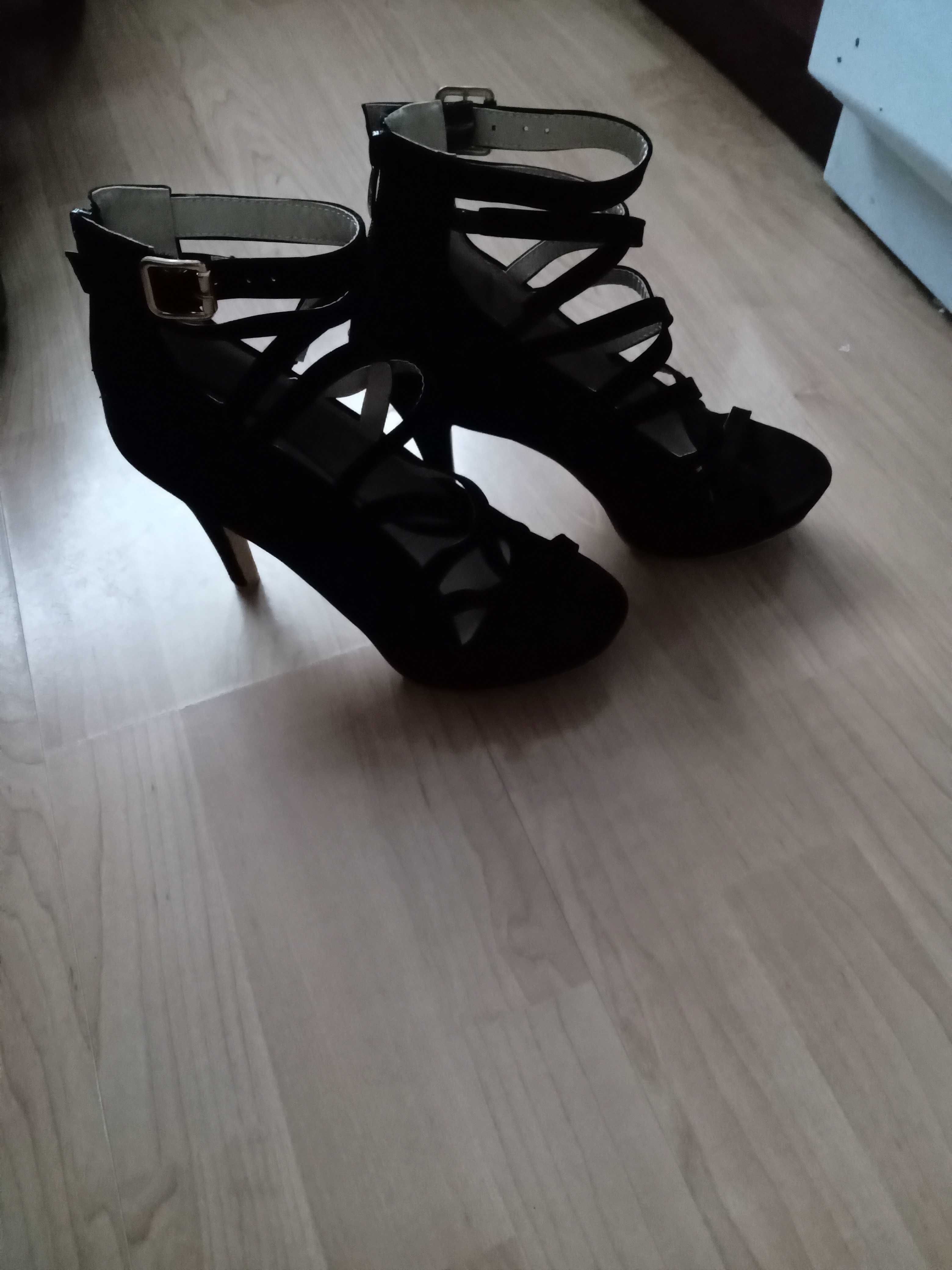 Buty na obcasie nowe