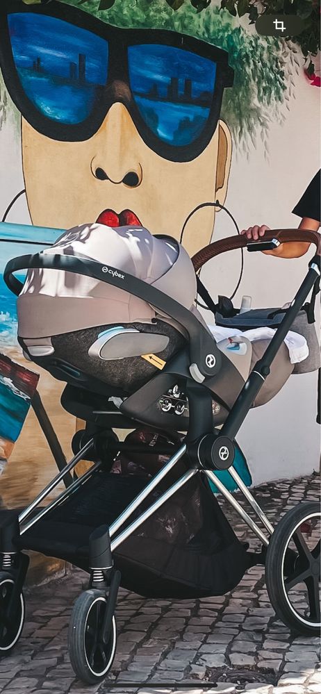 A cadeira auto Cloud T i-Size para o carrinho de bebé e para carro