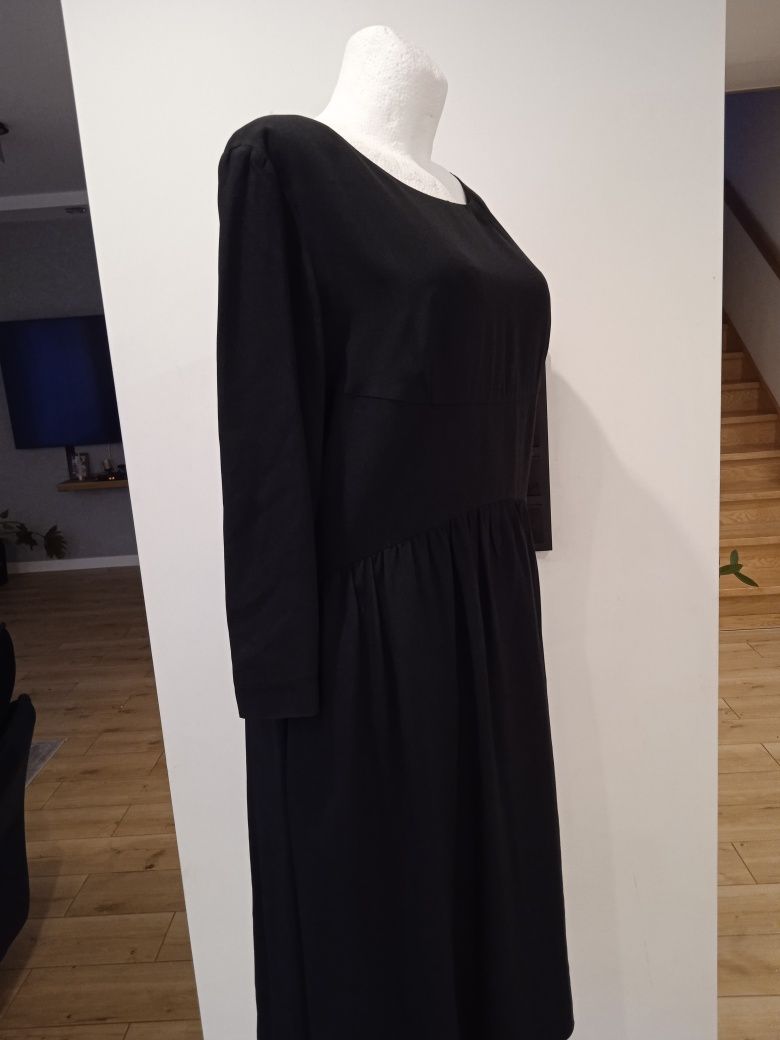 Czarna sukienka z Prady