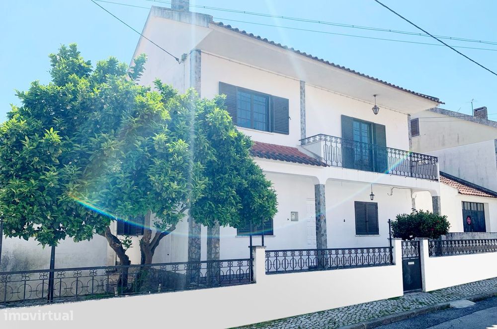 Moradia bi-familiar com entradas independentes (2 apartamentos)