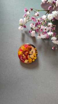 Broszka "Lelya" z jesionu i suszonych kwiatów z żywicą epoksydową