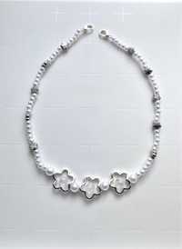 Perłowo-srebrny choker z koralików handmade kwiatki