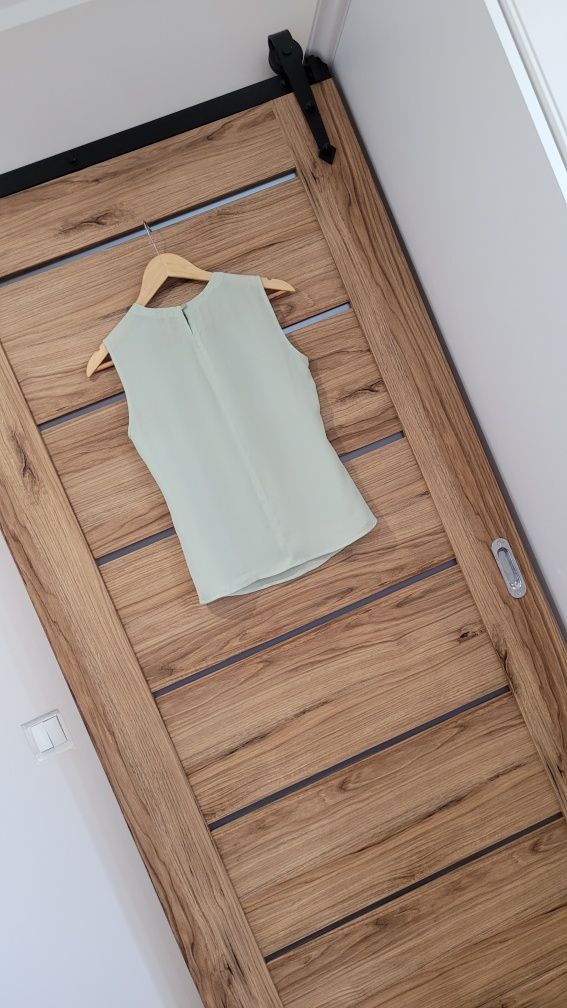 Bluzka top śliska Mohito XS 34 miętowa bez rękawów koszulka do pracy c
