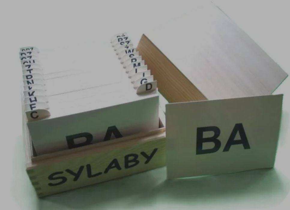 Sylaby duże  w drewnianym pudełku