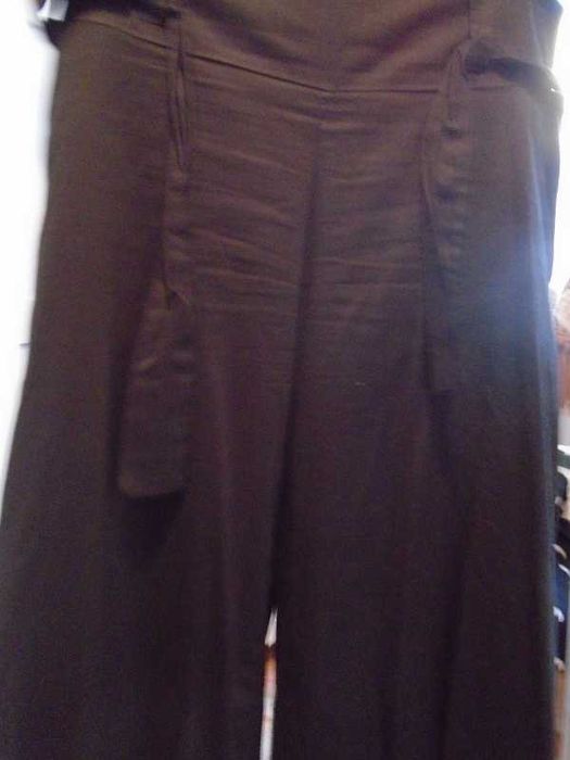 Calças pretas modelo balão