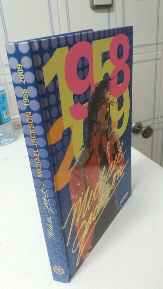 Livro Michael Jackson- Tributo ao Rei da Pop