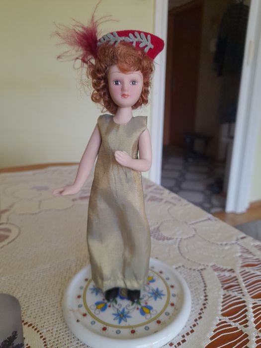 Porcelanowa  laleczka.