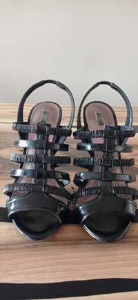 Ciekawe, czarne sandały na wygodnym obcasie firmy MANGO