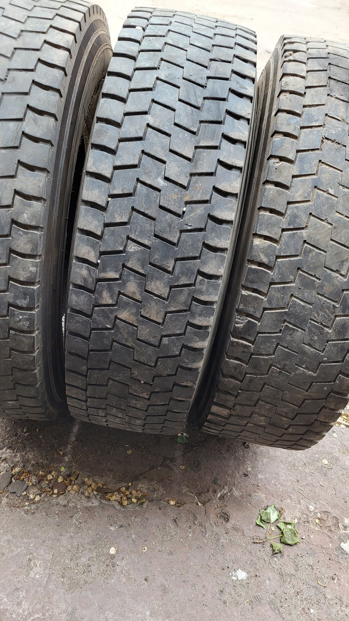 Продам шины б/у 315/80R 22. 5