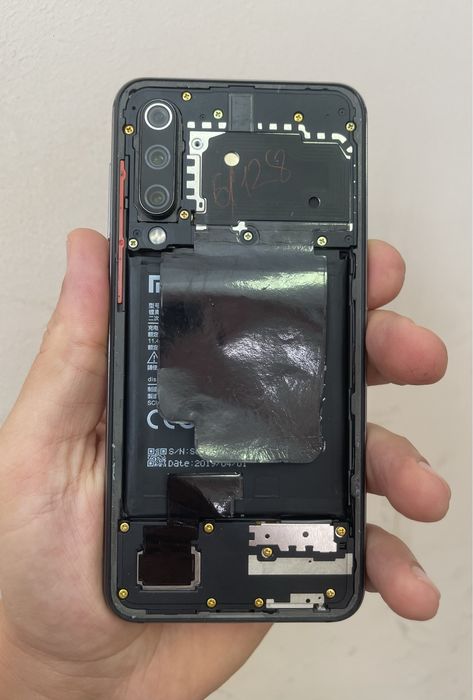 Мобильный телефон Xiaomi Mi 9 SE 6/128gb под ремонт, на запчасти