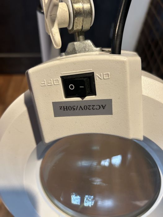 Lampa dla kosmetyczki z lupa