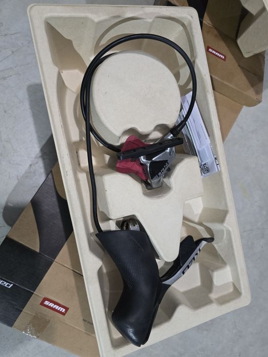 Manetes Sram Red Axs 12v, com tubos hidráulicos e pinças de travão