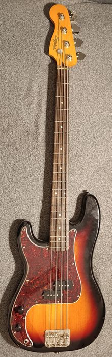 Leworęczny bass squier fender
