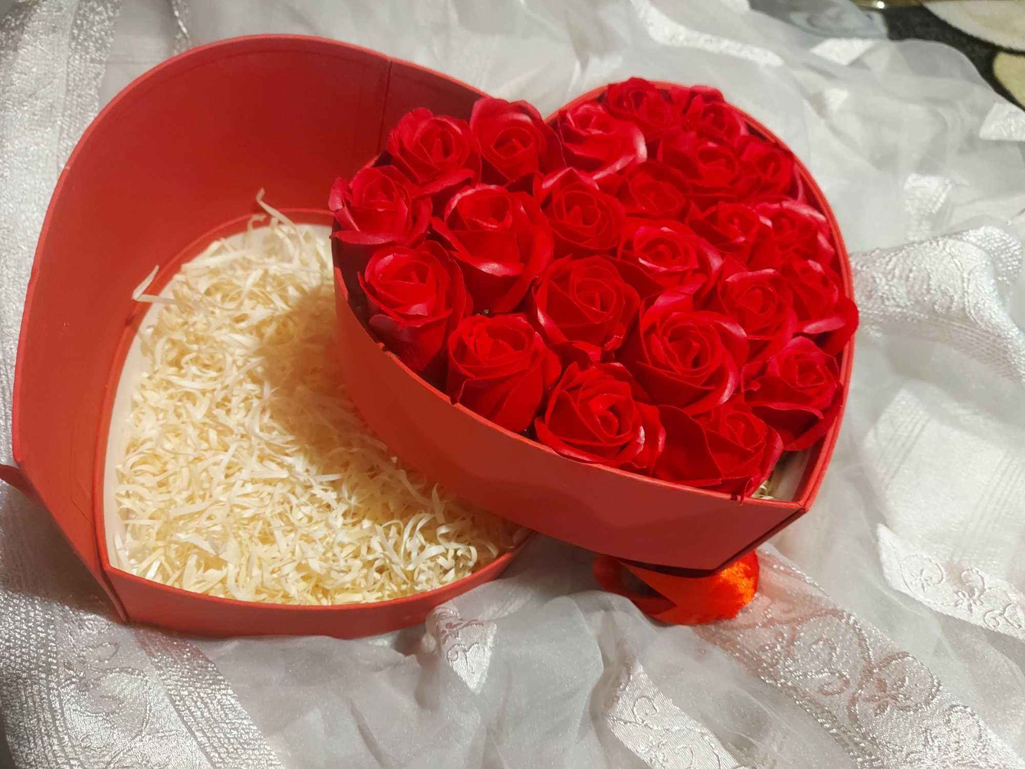Подарочный бокс "Сердце с мыльными розами" с тайным местом для подарка