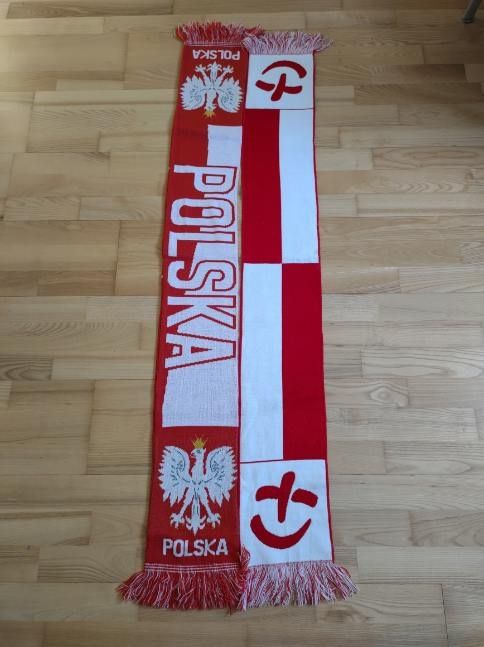 Szalik w patriotycznych barwach Polski
