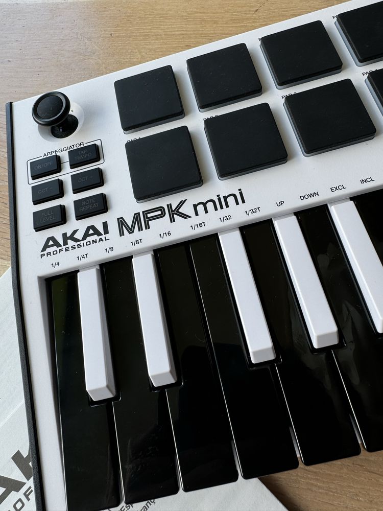AKAI MPK Mini white + кабель до iPad