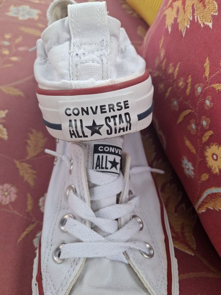 Białe trampki converse