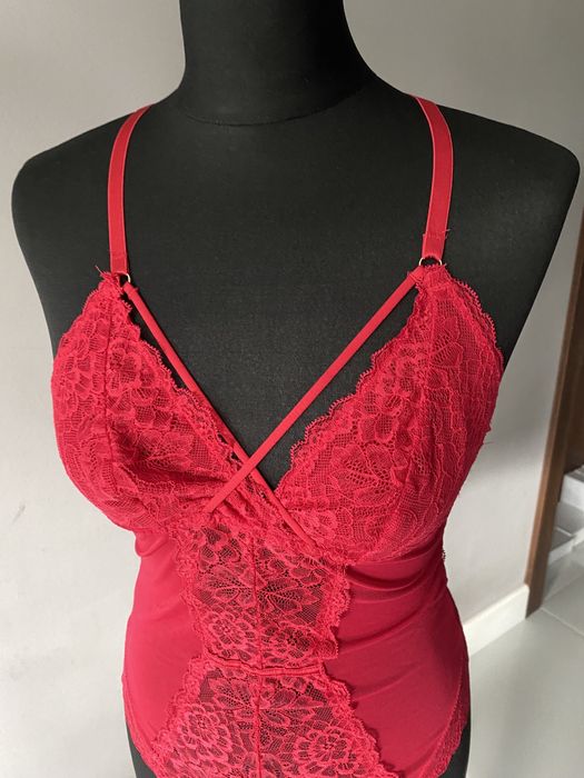 Czerwone koronkowe body S/m