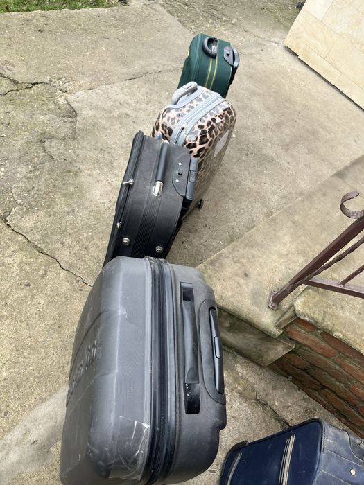 Продам чемодани на колесах