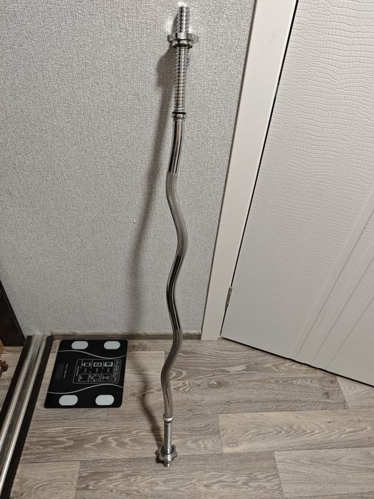 Скамья для жиму, кривий, маленький гриф штанги та гантеля з блінами .