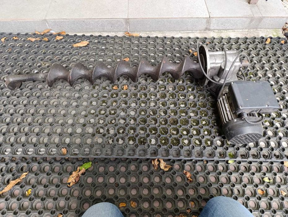 Ślimak żeliwny z motoreduktorem i zasobnik na ekogroszek